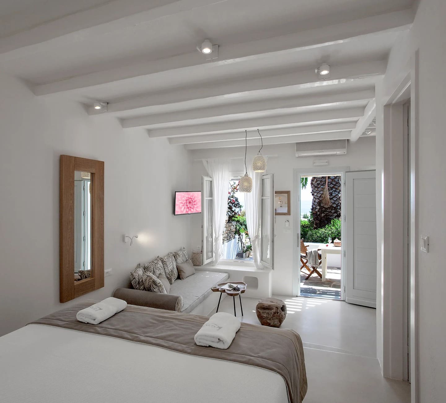 Deluxe suite near Agios Prokopios beach